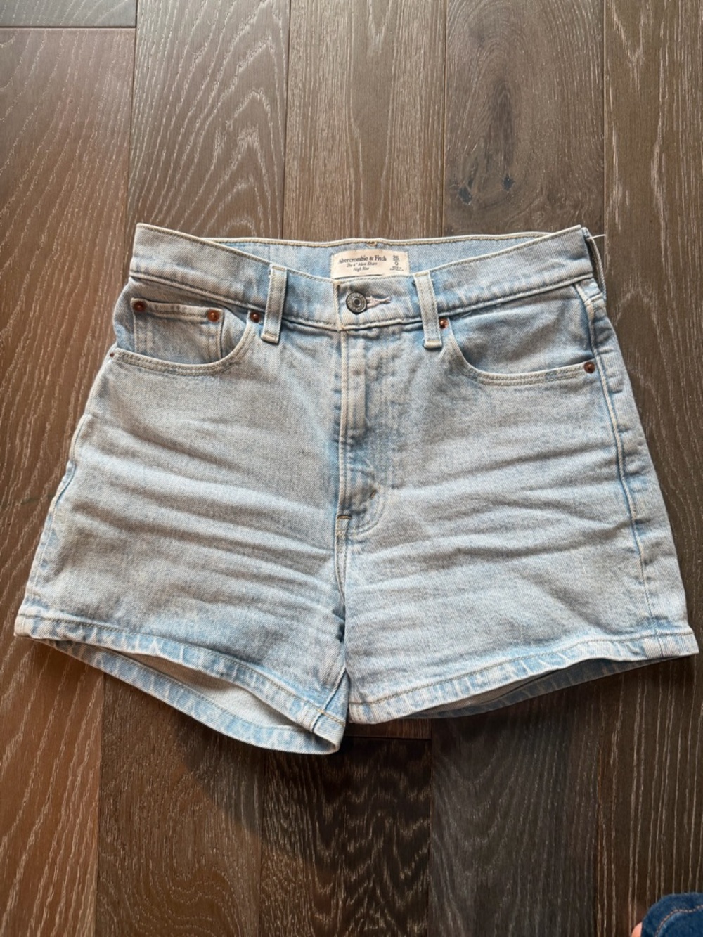 Abercrombie & Fitch 4” Mom Short High Rise